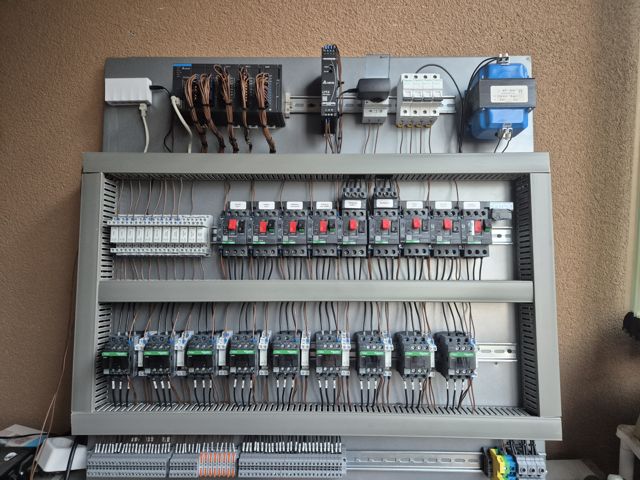 Монтажна плоча со контактори, моторни заштити и редни клеми – ELKO AUTOMATION